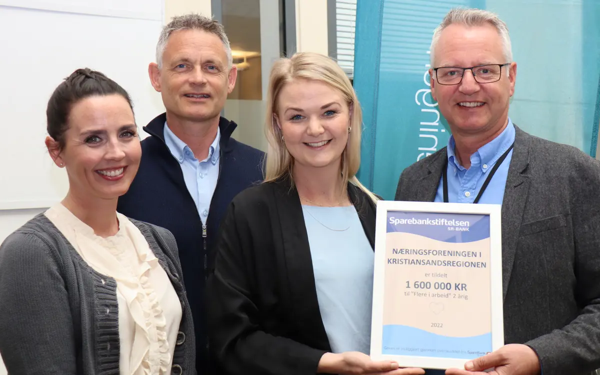 Stor glede hos både giver og mottaker ved overrekkelsen av bevis for støtte for 1, 6 mill. kroner til prosjektet "Flere i arbeid" i Næringsforeningen. Fra venstre Jannicke Haugan, leder for prosjekt og strategi i Sparebankstiftelsen SR-Bank, direktør Trond Backer og prosjektleder Helena Frustøl i Næringsforeningen og rådgiver Eivind Ellefsen i SR-Bank.