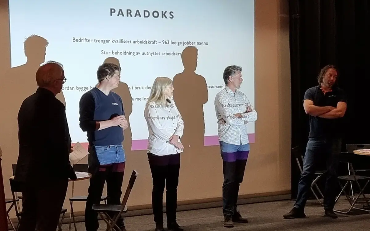 Representanter fra en prosjektgruppe for «Flere i arbeid» i Næringsforeningen gå råd og delte erfaringer fra scenen på eTeateret i Lillesand. Samtalen ble ledet av fra venstre Gunnar Kulia, videre Truls Leidland, rekruttering og opplæringsansvarlig i ASKO, daglig leder Trina Lovisenro i Power Lillesand, daglig leder Øyvind Svendsen i Gorines og daglig leder Jonas Gjerrestad i Lillesand Elektro.